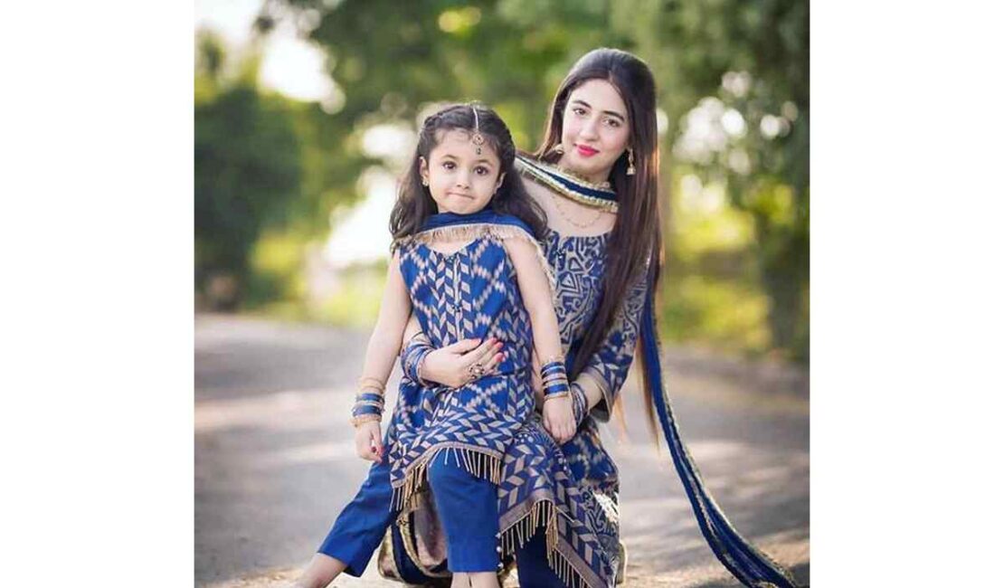 Indian Mother-Daughter Dresses For Birthday (1)