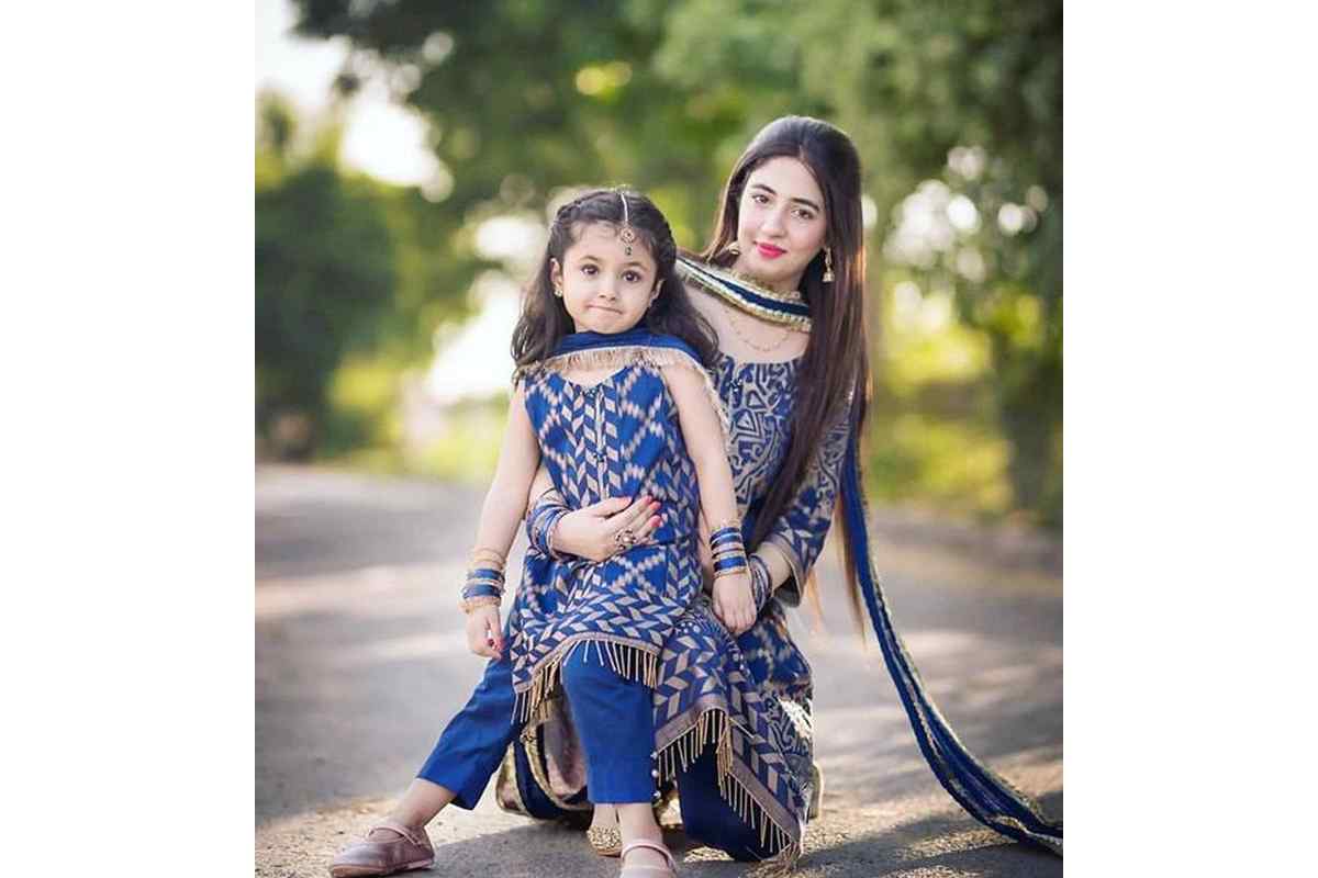 Indian Mother-Daughter Dresses For Birthday (1)