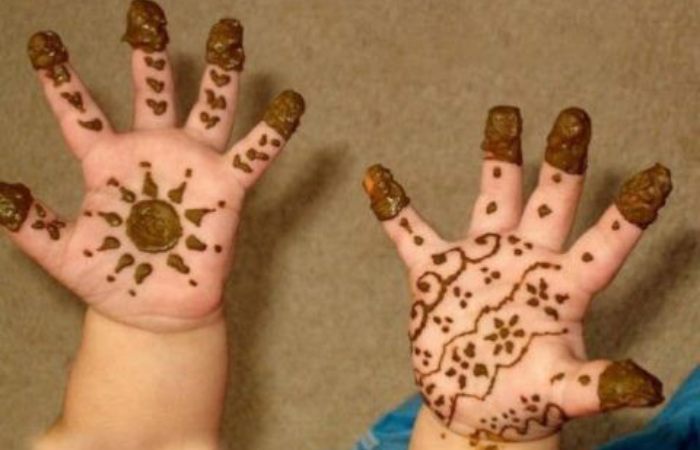 Basic Mehndi Patterns on the Hands of Kids